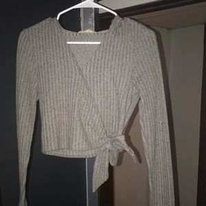 Cropped knitted sweater with hood a tie.